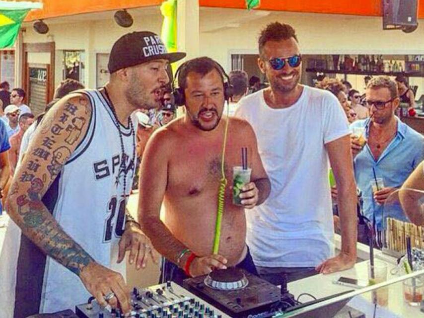 Salvini, a los platos del chiringuito Papeete, en la costa adriática