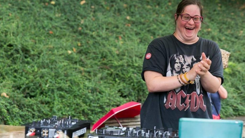 Mariana, de la Asociación Down Coruña pinchando el pasado año