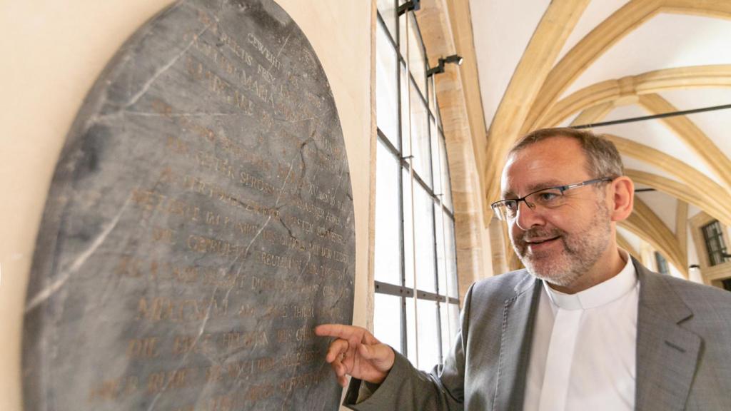La lápida de Maria Sophia von Erthal, expuesta en el Museo Diocesano.