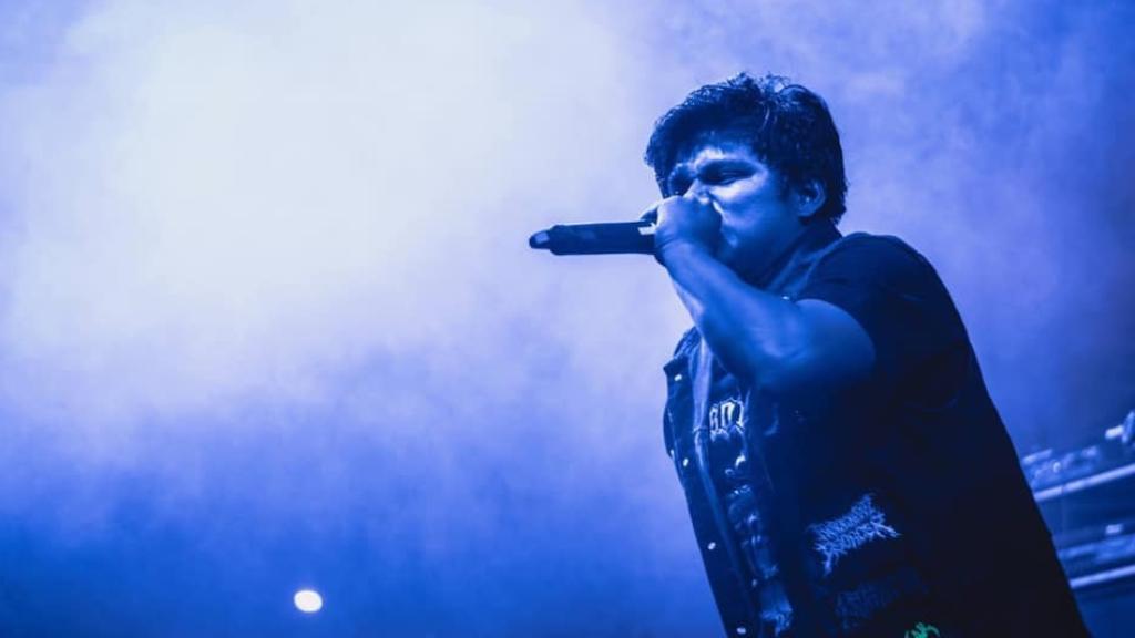 El vocalista del grupo salvadoreño Apes of God.