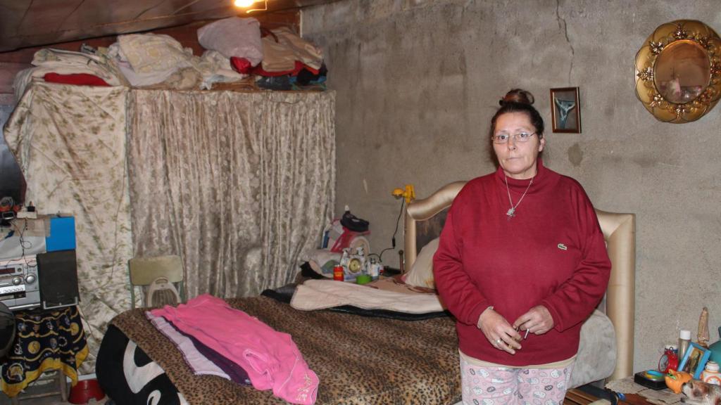 Maria Luisa en el interior de su habitación.