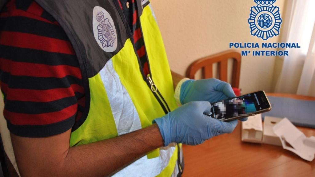 Entre los detenidos se encuentra una madre y su hijo de 14 años, quien le ayudaba a subir el contenido a las redes sociales.