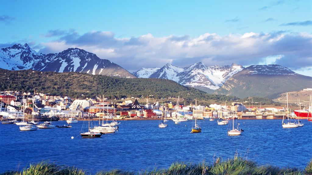 Ushuaia, a orillas del Canal de Beagle.
