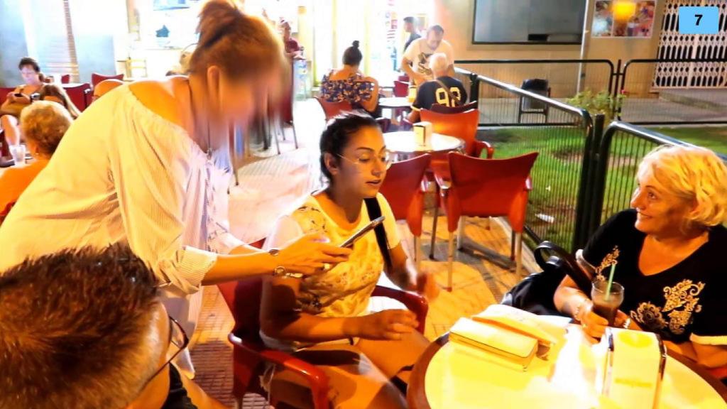 Una fan se acerca a Dakota para pedirle una foto.