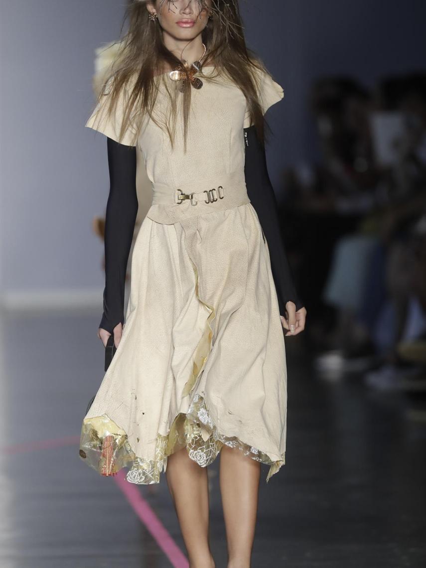 Valentina Sampaio desfilando en la Fashion Week de Sao Paulo.