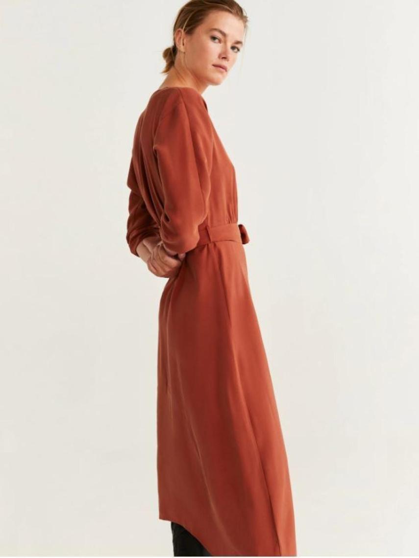 Modelo luciendo el vestido de Mango que se ha agotado.