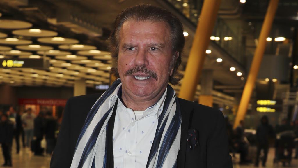 Edmundo Arrocet en el aeropuerto de Madrid en uno de sus viajes.