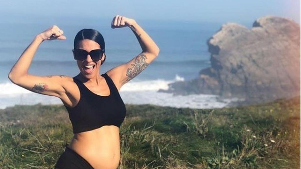 Castell en la imagen con la que anunció su embarazo en Instagram.