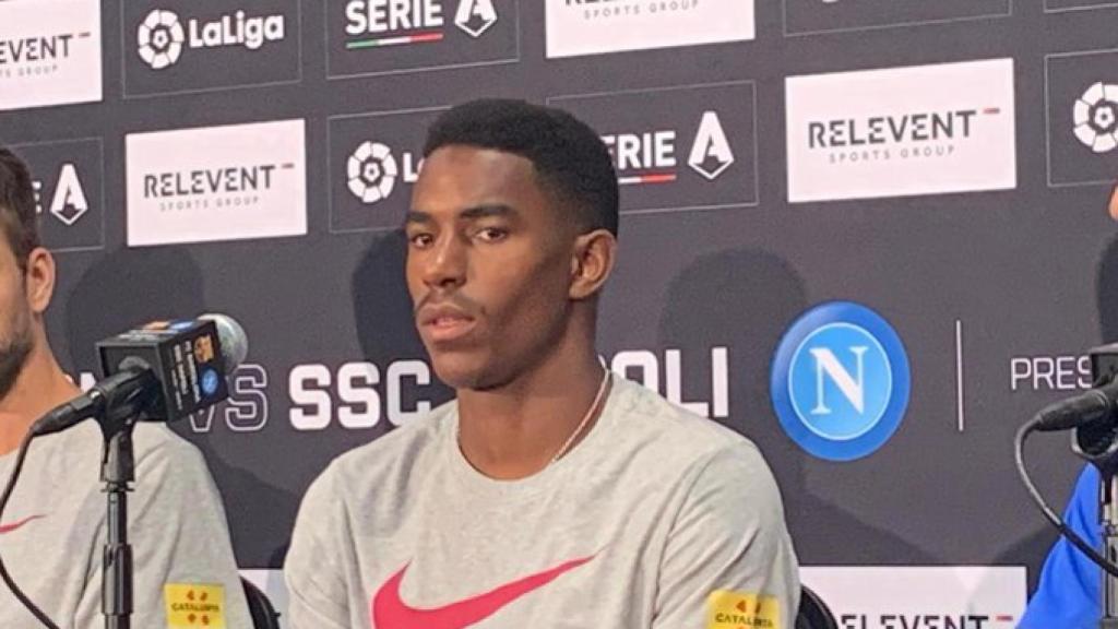 Junior Firpo, en rueda de prensa con el FC Barcelona. Foto: Twitter (@FCBarcelona_es)