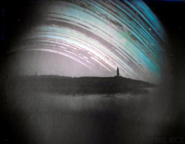 Este es el resultado de medio año retratando el paso del sol con la Torre de Hércules como telón de fondo (Ángel Arós)