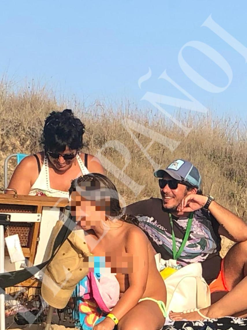 Kichi y Teresa, disfrutando de una jornada de playa en Zahara.