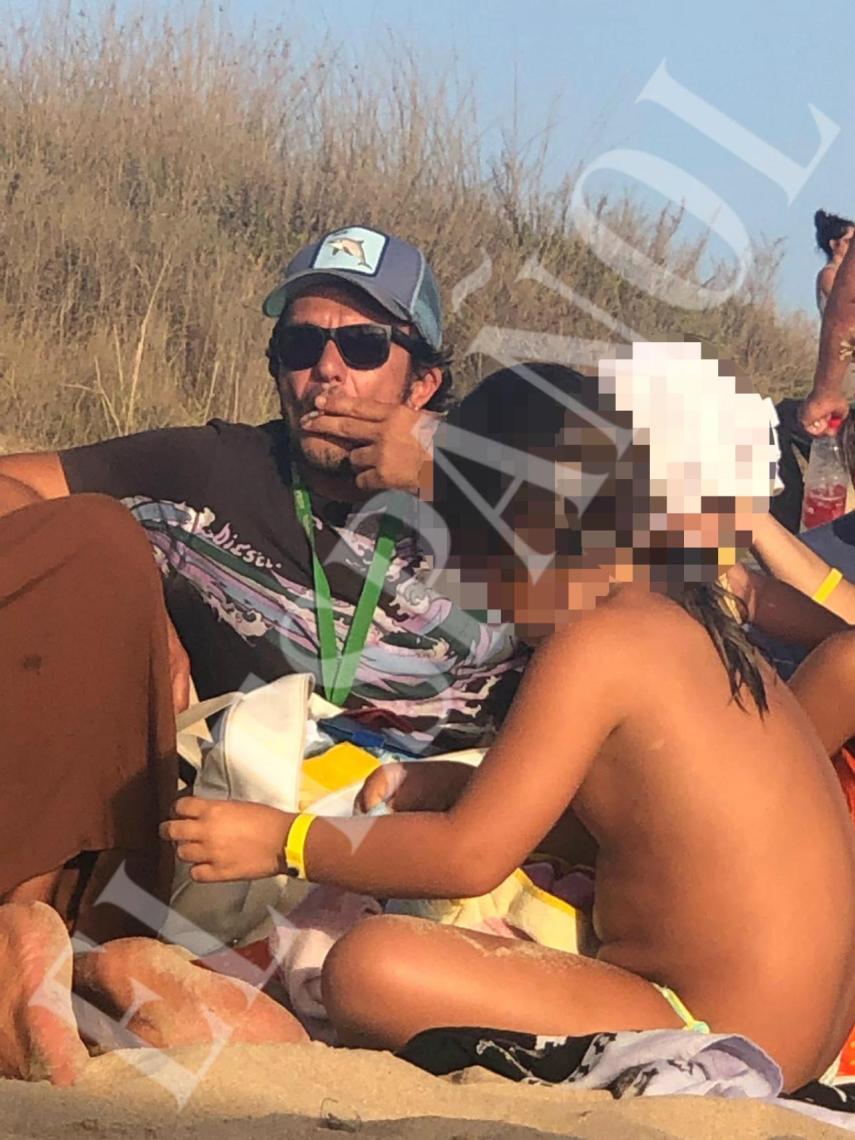 José María González 'Kichi', fumando un cigarrillo en la playa.