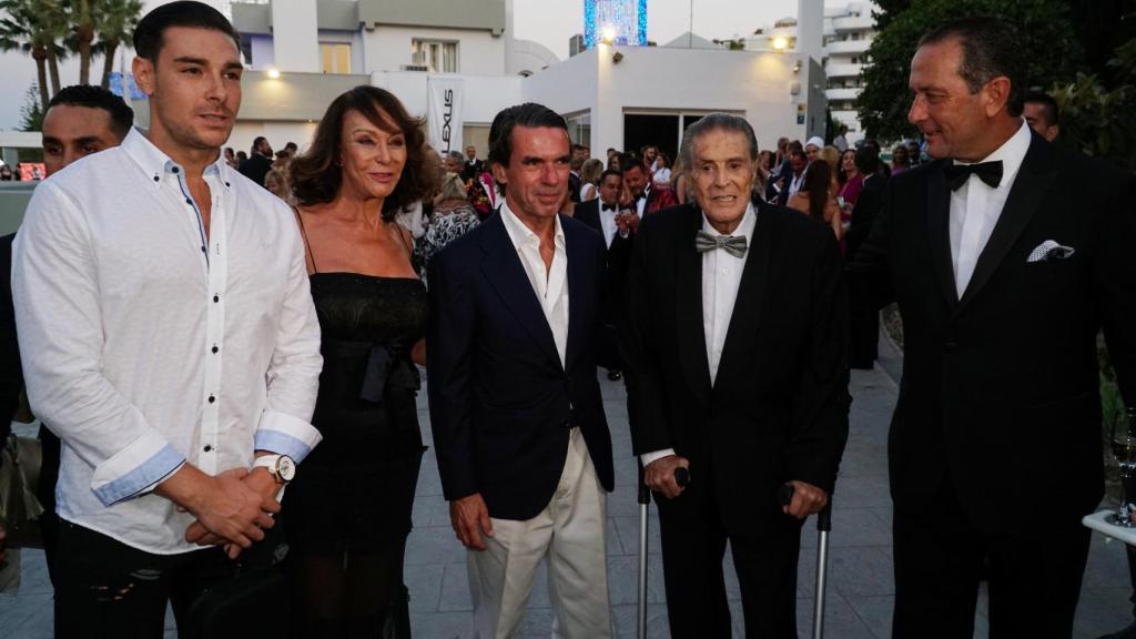 Ostos, su mujer y su hijo Jacobo junto al expresidente del Gobierno, José María Aznar.