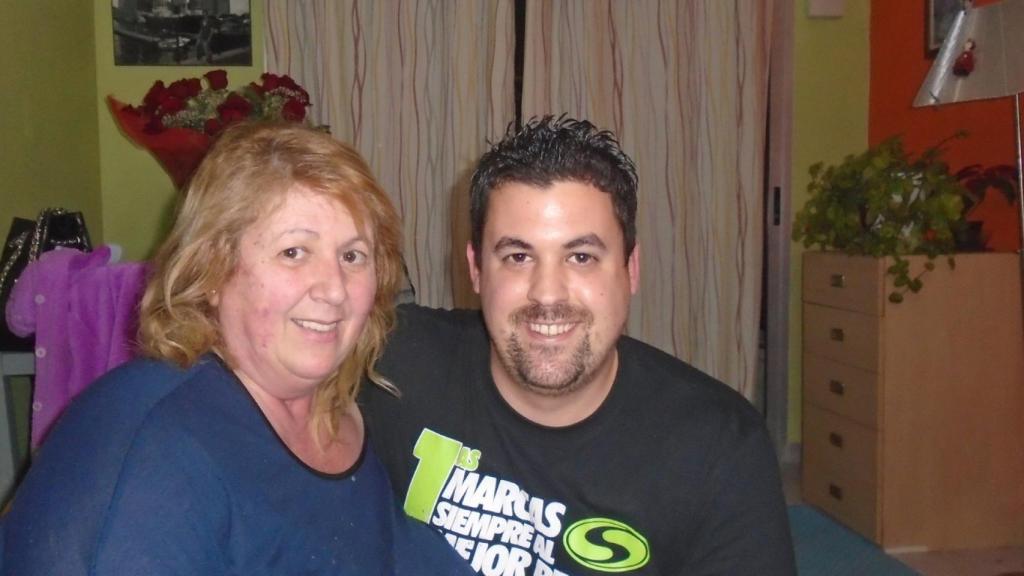 Encarni junto a su hijo, Miguel Ángel.