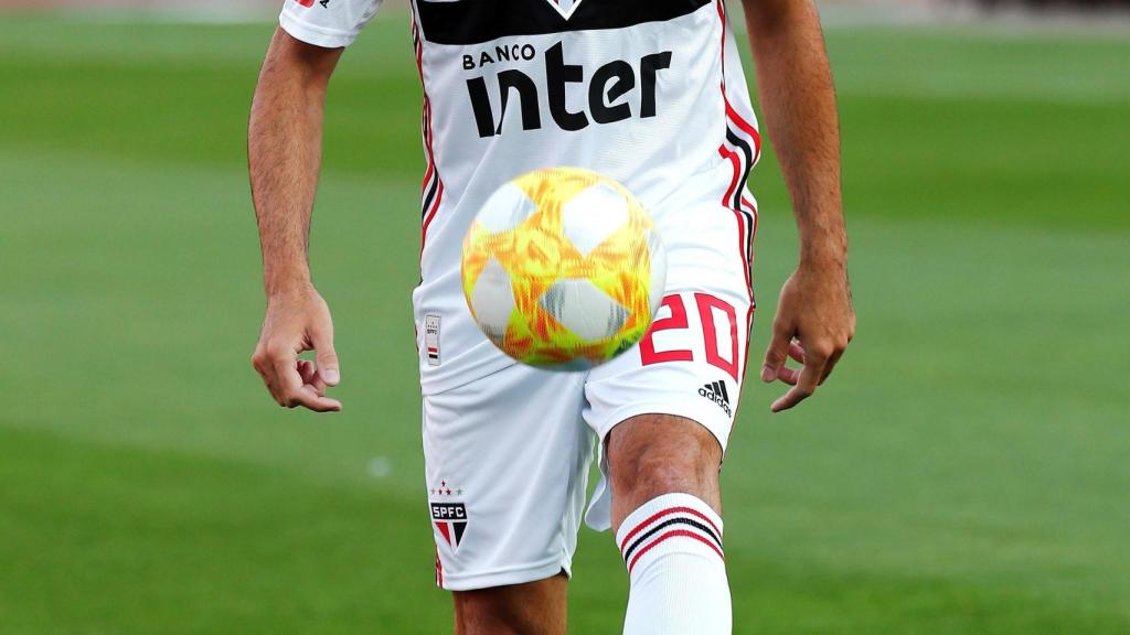 Juanfran dando toques en su presentación con el Sao Paulo