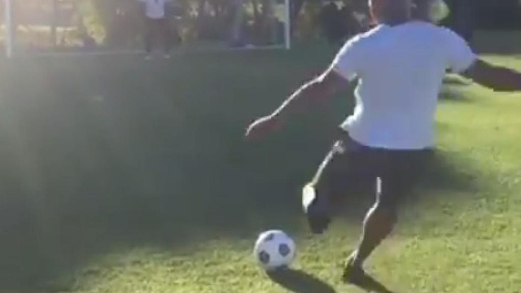 Quien tuvo retuvo: el espectácular misil de Roberto Carlos a un exportero del Barcelona