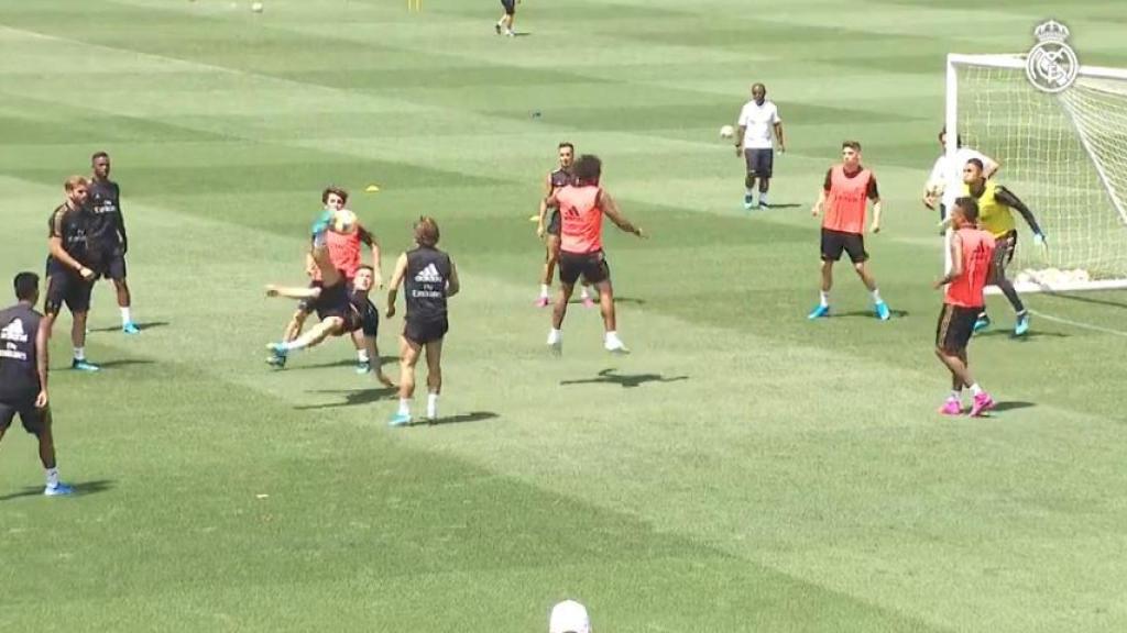 La chilena de Jovic durante el entrenamiento