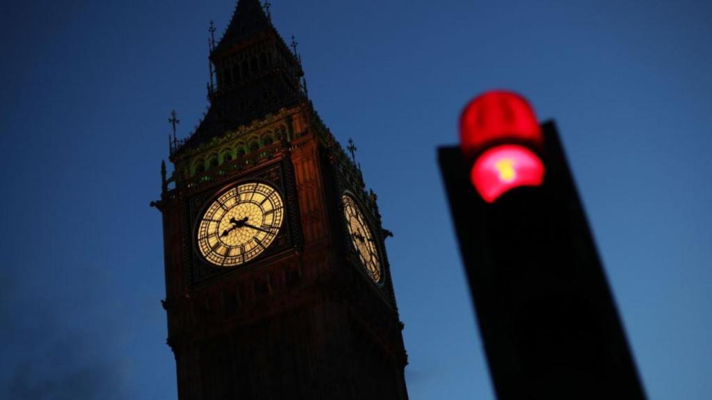Un semáforo en rojo frente al Big Ben, en Londres.