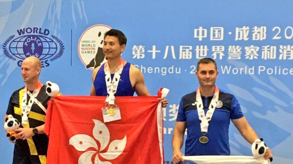 Segade, con la bandera de Galicia en el podio