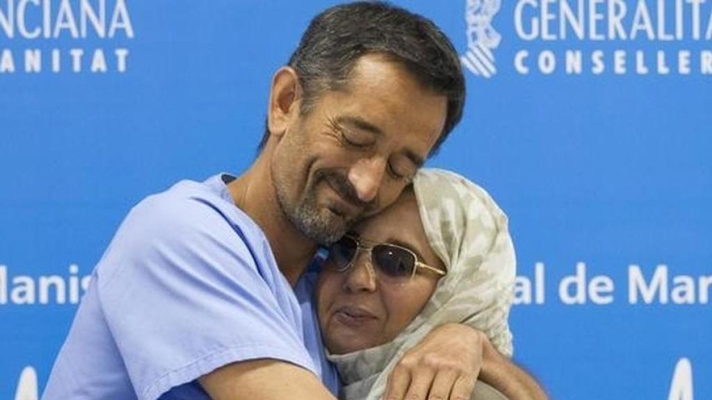 El doctor Pedro Cavadascon una de sus pacientes.