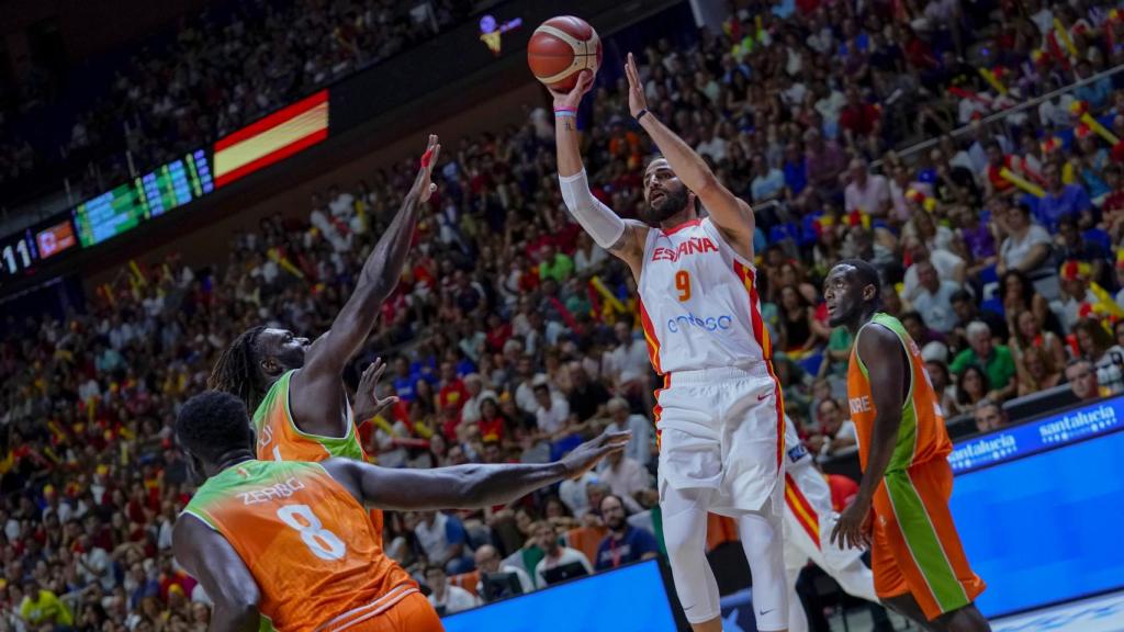 Ricky Rubio lanza a canasta