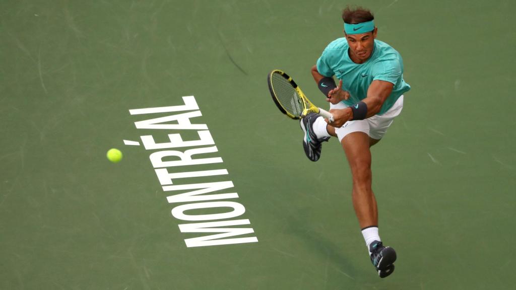 Nadal, golpeando una derecha durante el partido ante Fognini.