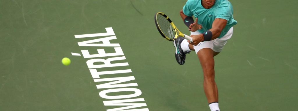 Nadal, golpeando una derecha durante el partido ante Fognini.