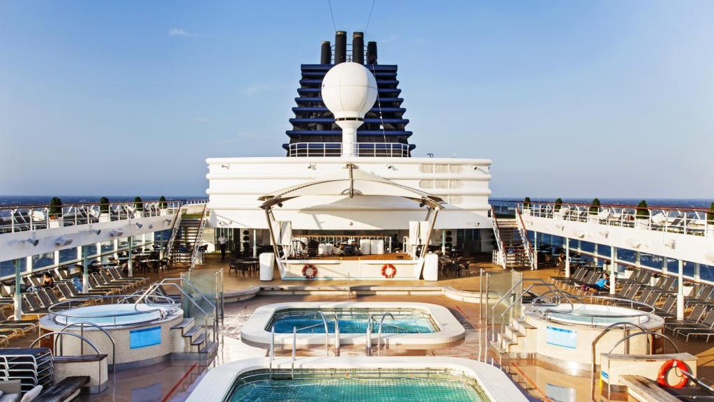 Piscina exterior del buque Horizon.