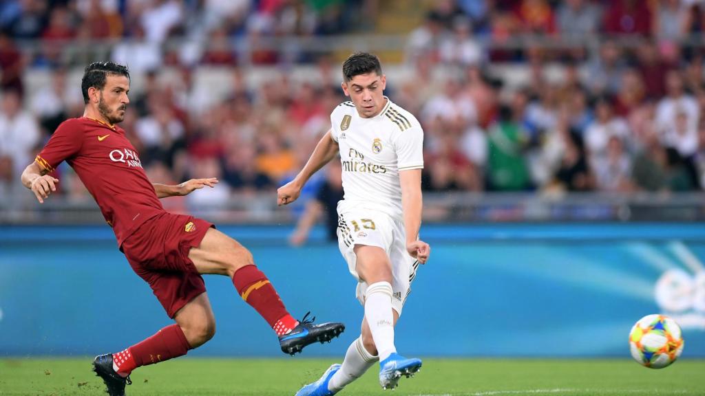 Valverde dispara a puerta presionado por un jugador de la Roma