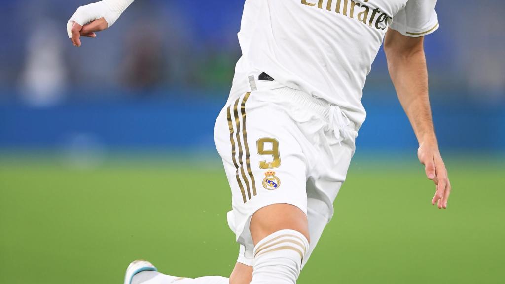Karim Benzema controlando el balón