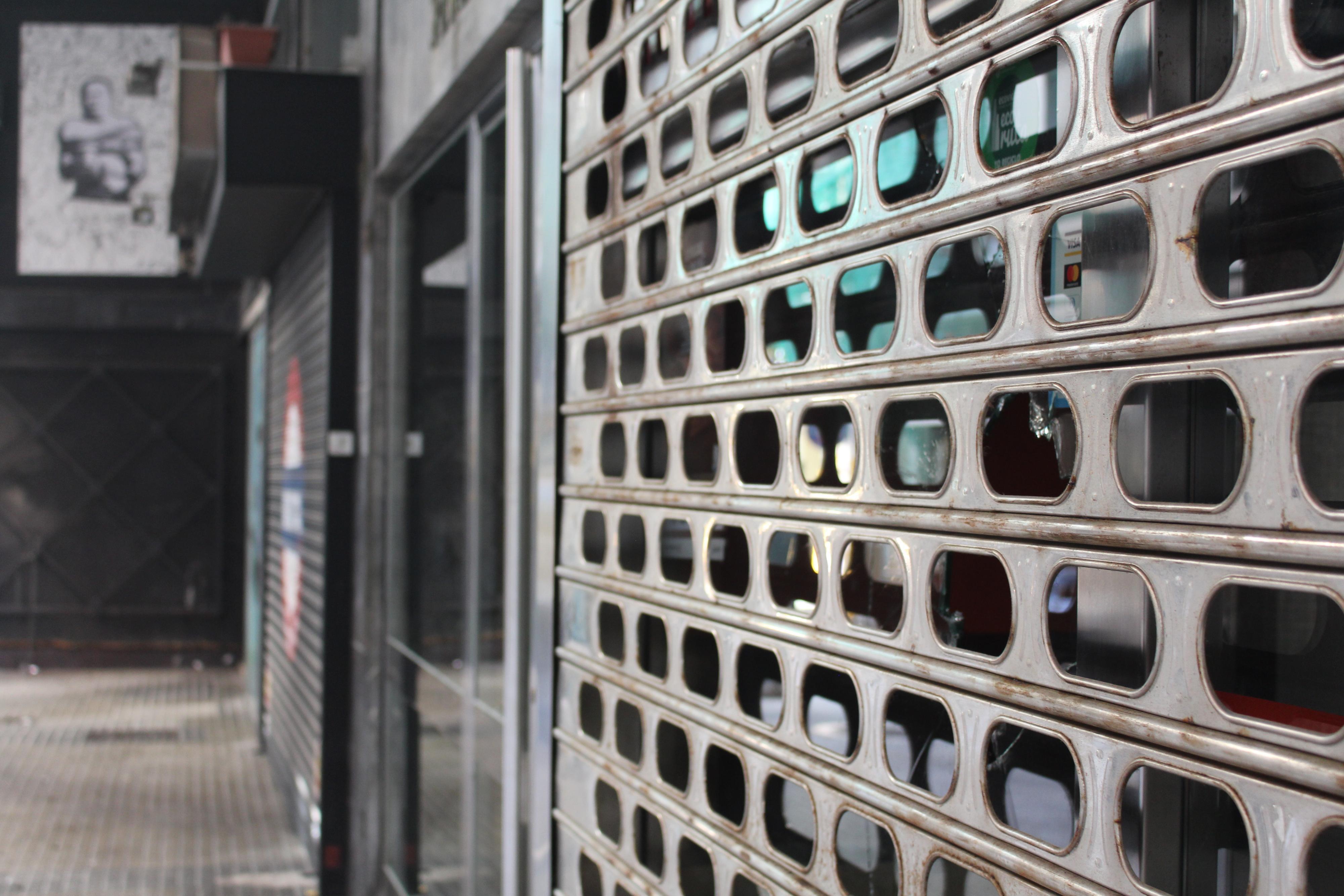 El local, hoy cerrado, con el cristal de seguridad roto (A.N.)