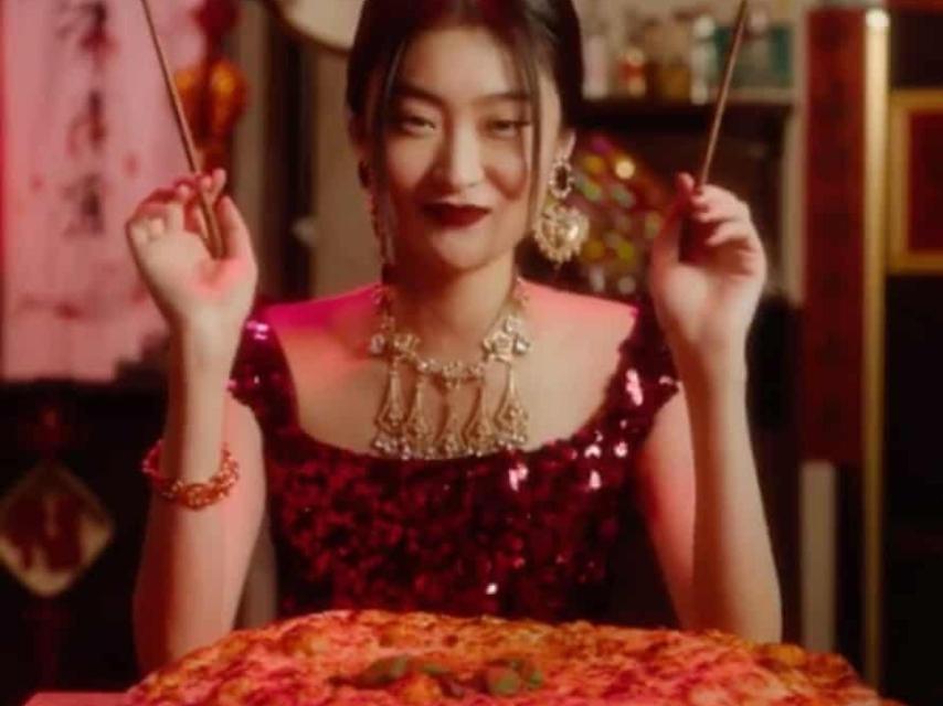 Captura del vídeo de Dolce & Gabbana por el que les acusaron de racistas.