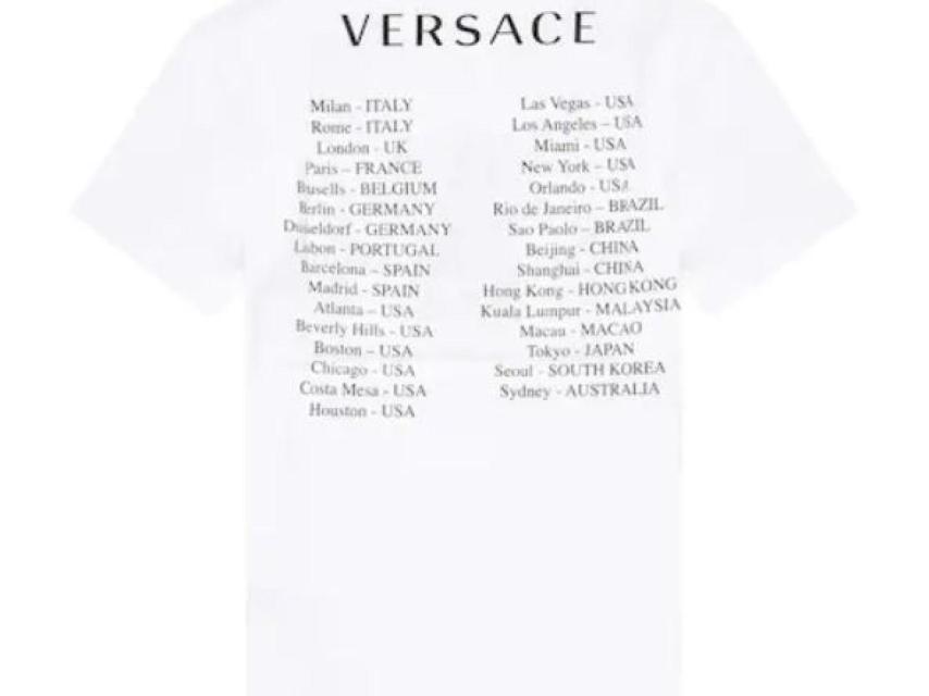 Detalle de la camiseta de Versace.