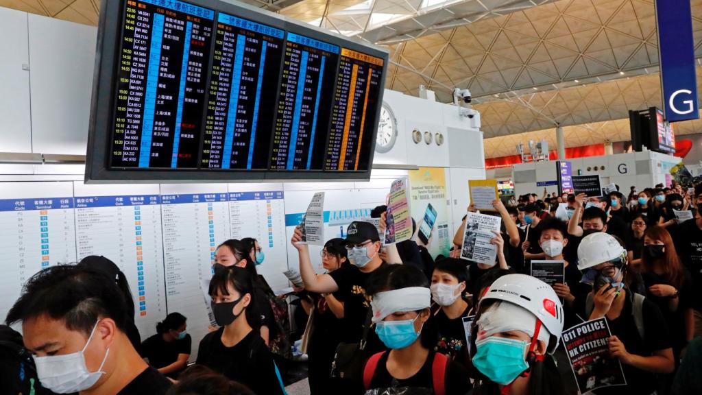 El aeropuerto internacional de Hong Kong ocupado por los activistas.