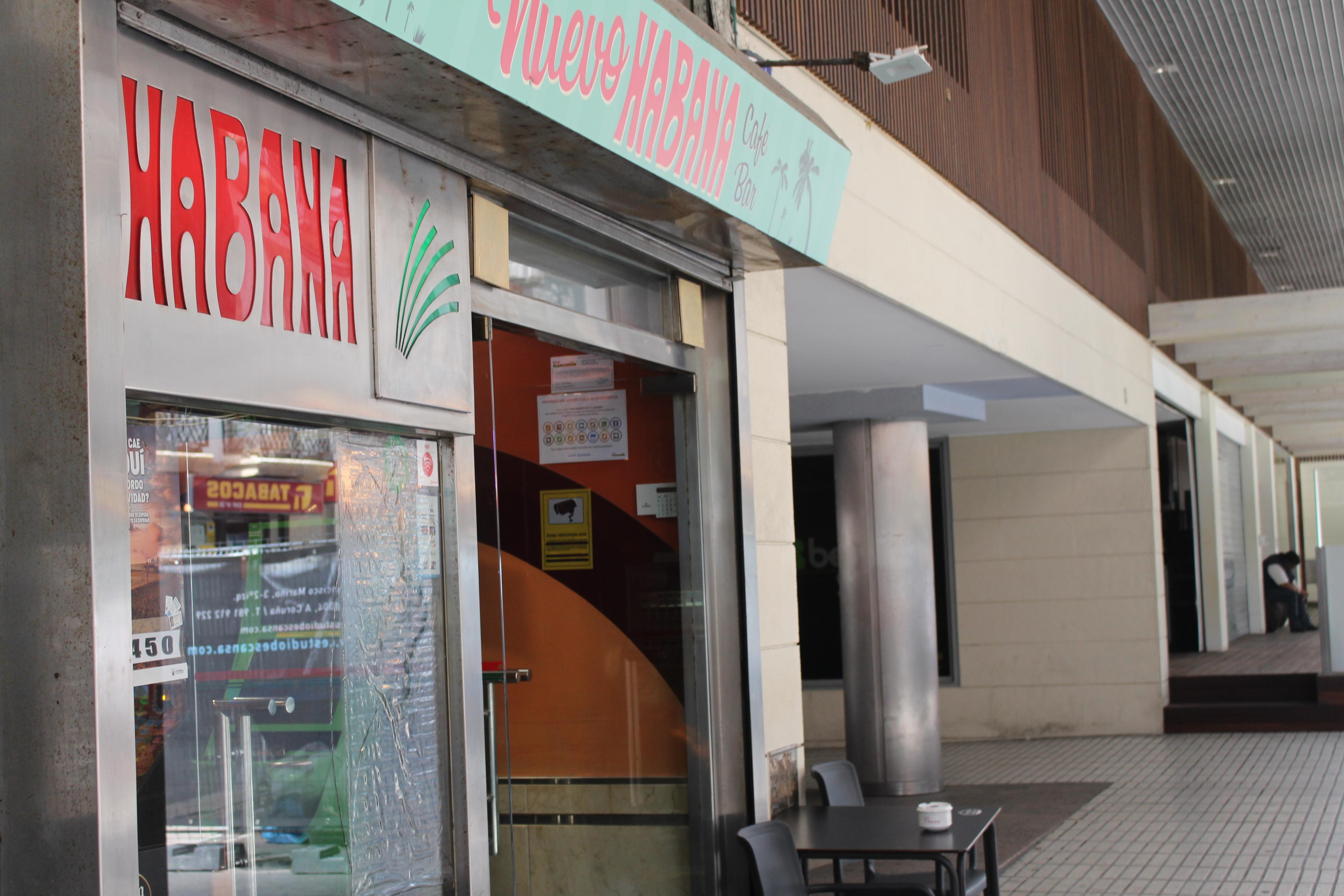 El cristal del local con parche hoy (A.N.)