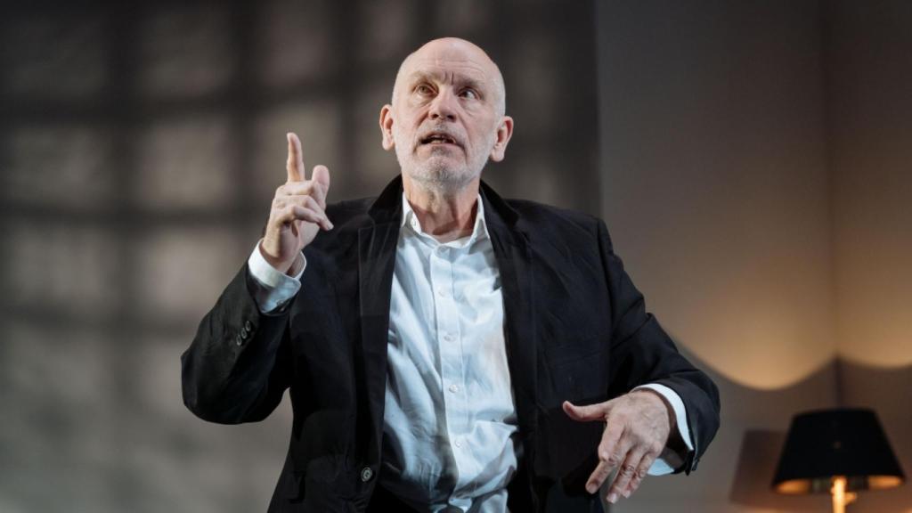 John Malkovich en un plano de 'Bitter Wheat'.