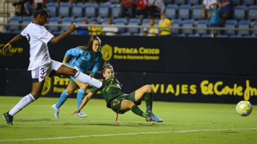 Daiane y Yohana ante Lucía García, en el Athletic - CD Tacón. Foto: Twitter (@Cadiz_CF)
