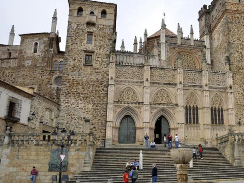 Fachada del Monasterio de Santa María de Guadalupe.