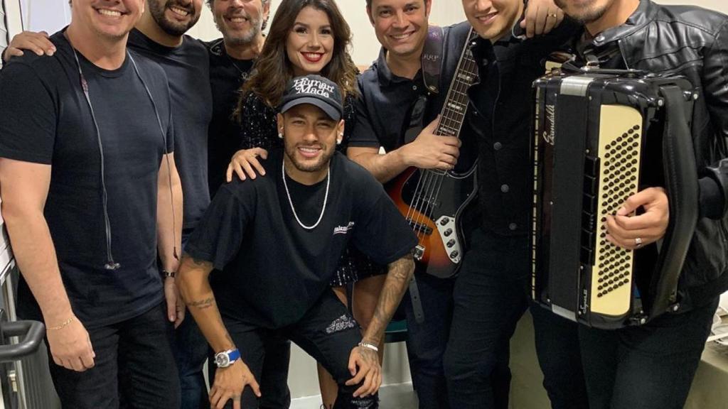 Neymar posa con Paula Fernandes y miembros del grupo. Foto: Instagram (@paulafernandes)