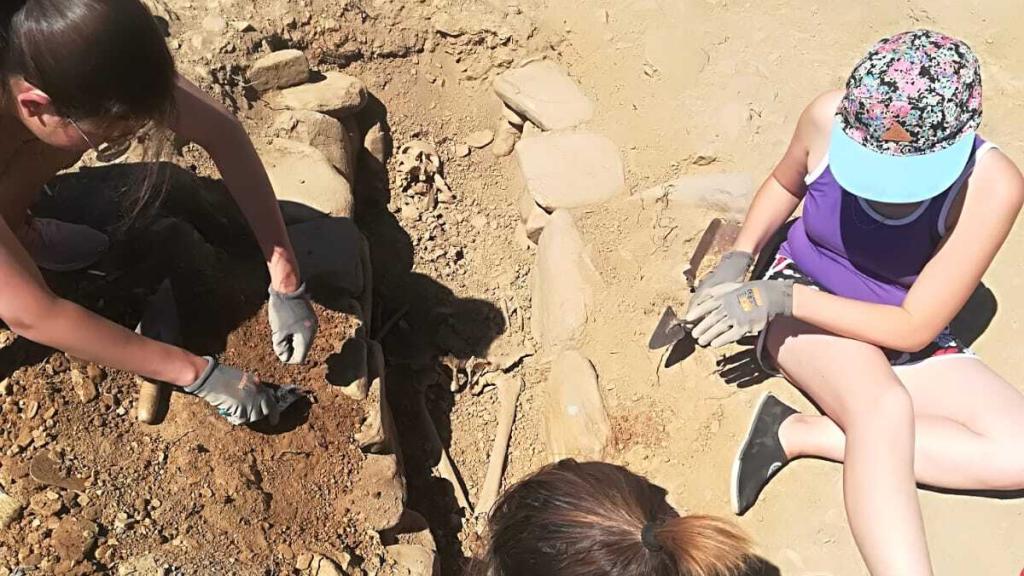 Los arqueólogos, durante una de las jornadas de trabajo en Cereixa.