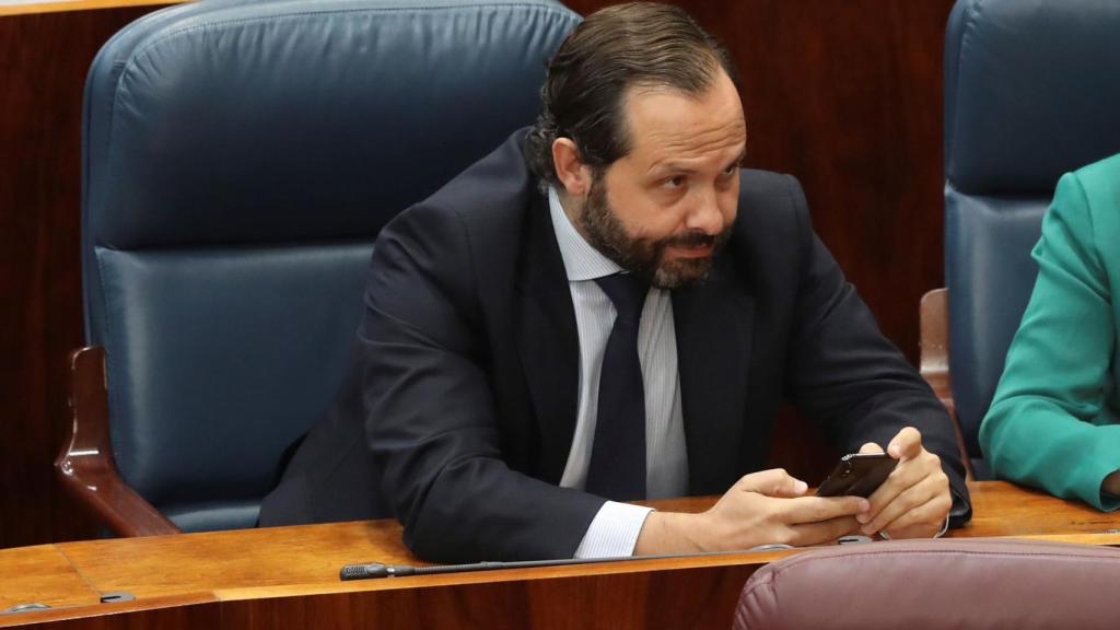 Diego Sanjuanbenito, momentos antes de la votación final de la investidura de Isabel Díaz Ayuso.