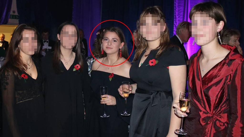 Josie Clacher, la adolescente que ha aparecido muerta en su piscina, junto a unas amigas en una fiesta benéfica