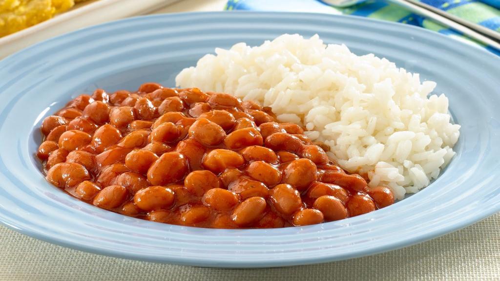 Un plato de alubias con arroz.