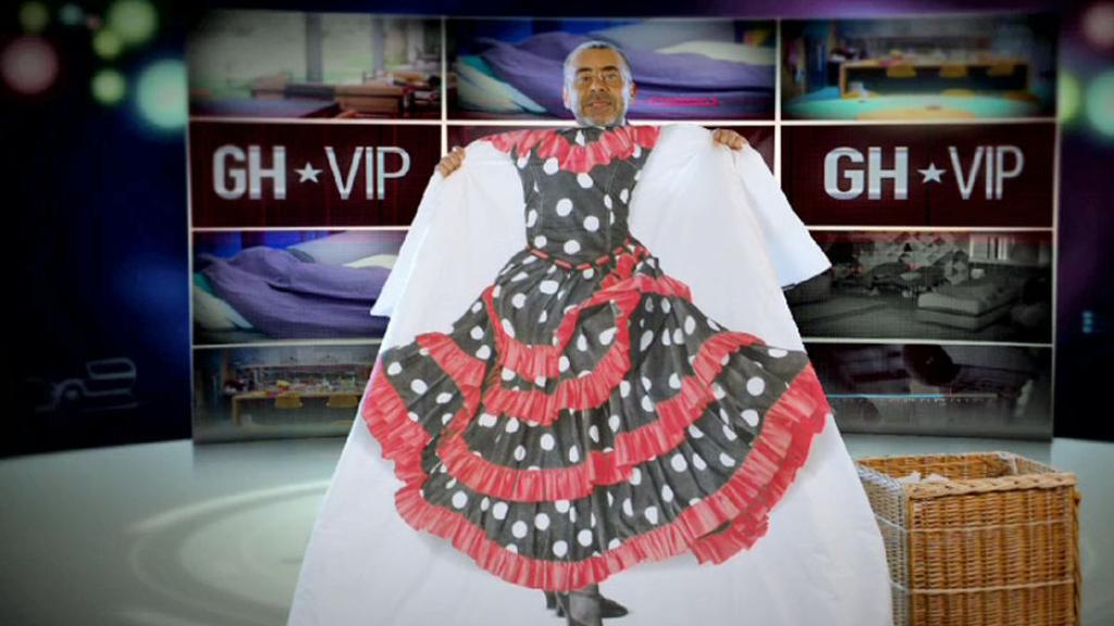 Jorge Javier Vázquez enseña el edredón de uno de los concursantes.