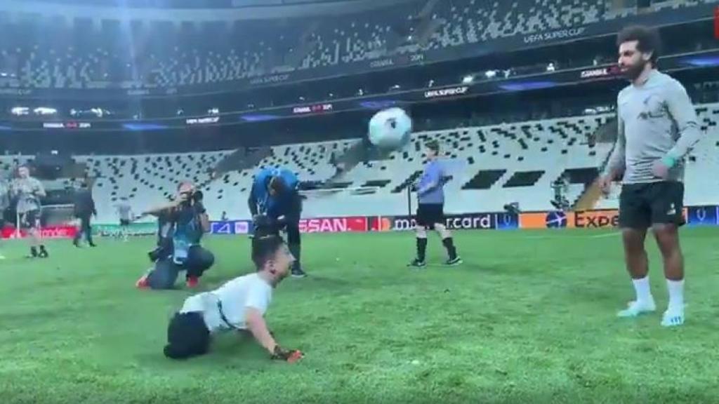 Salah jugando con un niño sin piernas en un acto de la Fundación de la UEFA