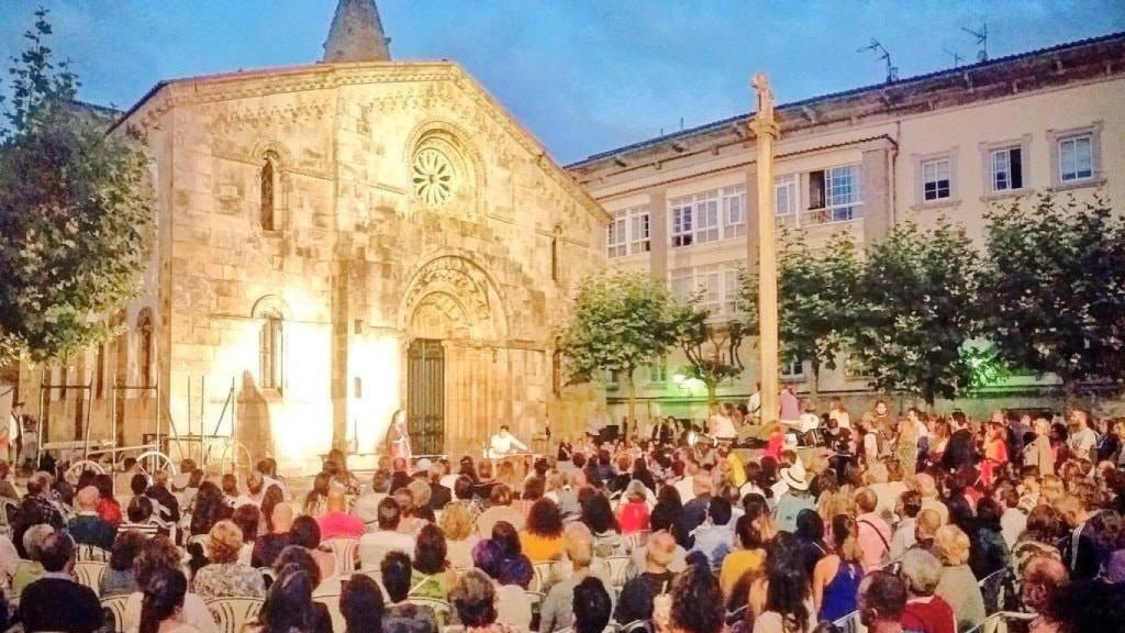 Teatro en la plaza de la Colegiata