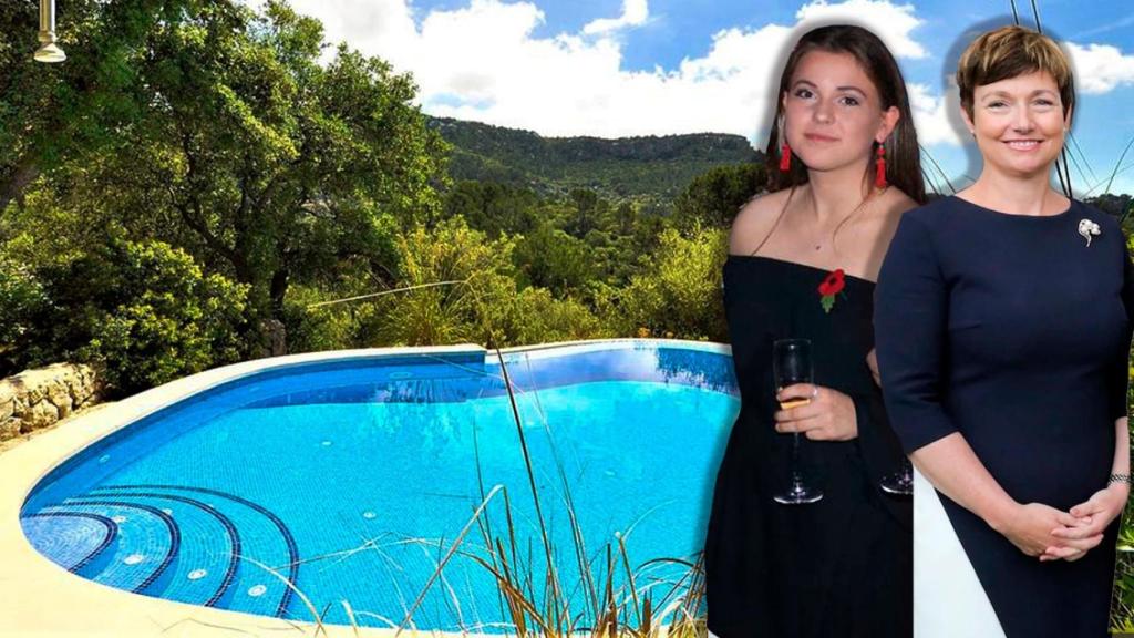 De izquierda a derecha, Josie Clacher, la fallecida, junto a su multimillonaria madre, Rachel.