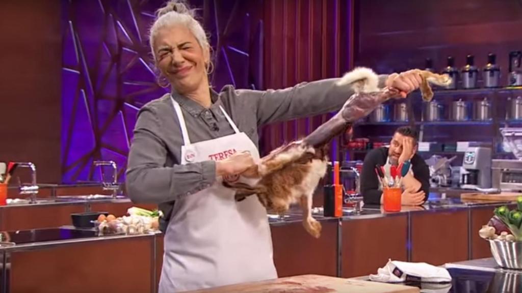 Una concursante animalista prefiere no mirar su liebre mientras la despelleja.