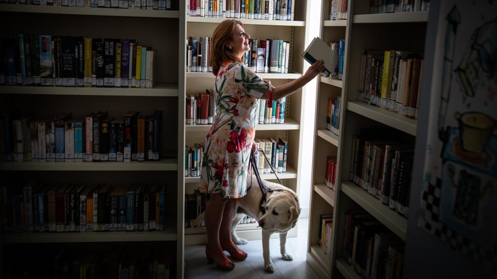 Paqui retirando un libro de la hemeroteca municipal