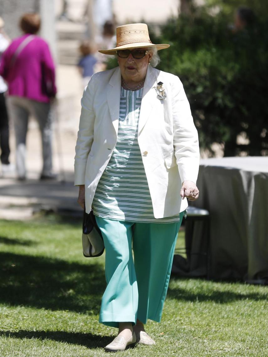 Su gran devoción católica hace que acuda a misa varios días a la semana y en diversas horas.